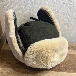 Melon Thermal Insulated aviator hat, in like
New condition.